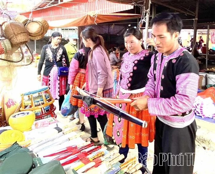 Những bộ trang phục dân tộc theo đồng bào Mông xuống chợ.