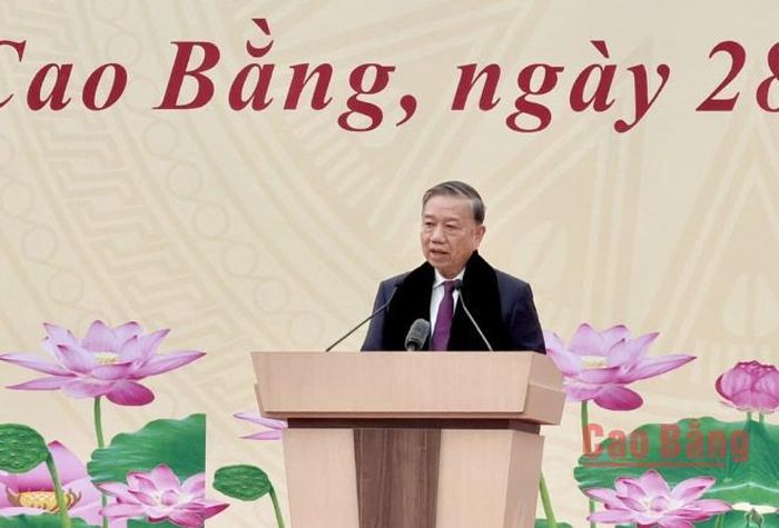 Tổng Bí thư Tô Lâm gặp mặt và nói chuyên với nhân dân các dân tộc Cao Bằng.