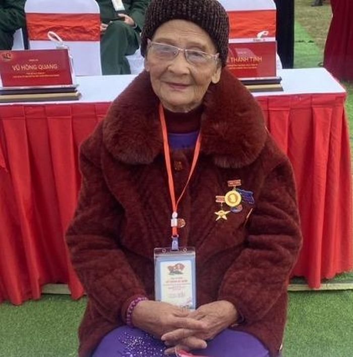 Mẹ Việt Nam Anh hùng Lâm Thị Mèn, 91 tuổi, phường Thục Phán có 2 con là liệt sĩ xúc động tại buổi gặp mặt.