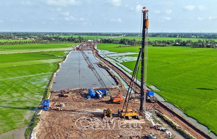 Tuyến cao tốc Cà Mau - Ðất Mũi, đoạn thành phần Cà Mau - Cái Nước vượt qua những đồng lúa, tạo sức sống mới qua những vùng nông thôn tại Xã Trần Văn Thời.