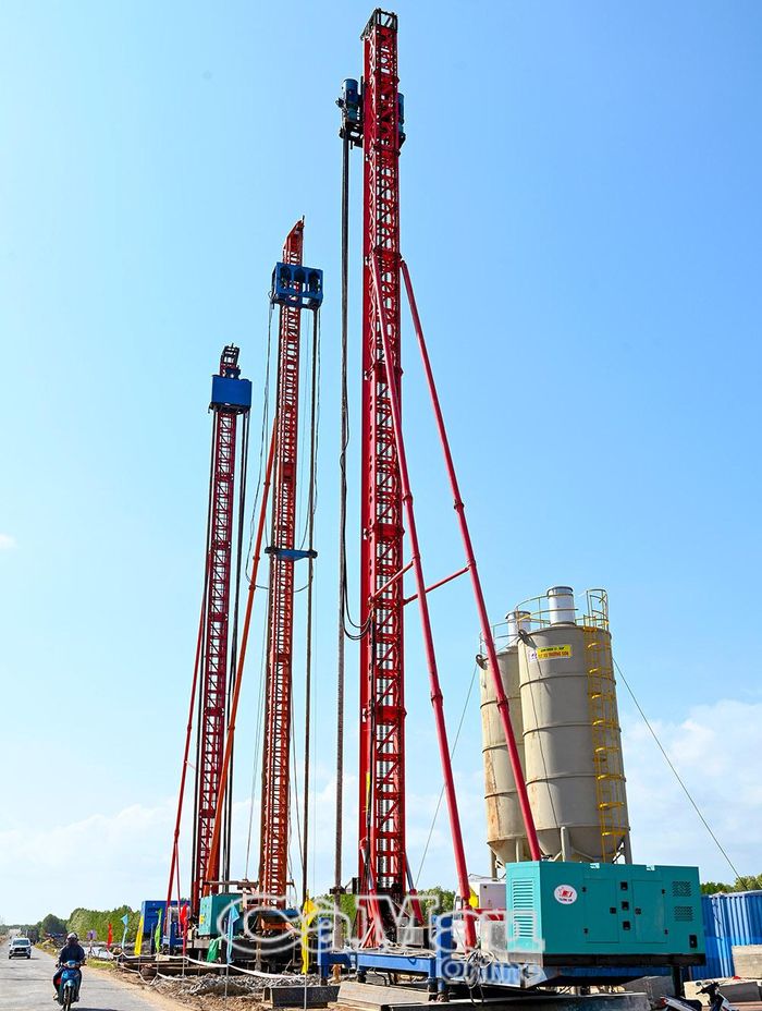 Tuyến cao tốc vượt qua đường Hồ Chí Minh, nối đường ra đảo Hòn Khoai tại xã Ðất Mũi.