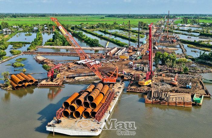 Công đoạn khoan và đóng cọc công trình cầu vượt sông Ông Ðốc nối Xã Trần Văn Thời và Xã Lương Thế Trân thuộc đoạn thành phần Cà Mau - Cái Nước.