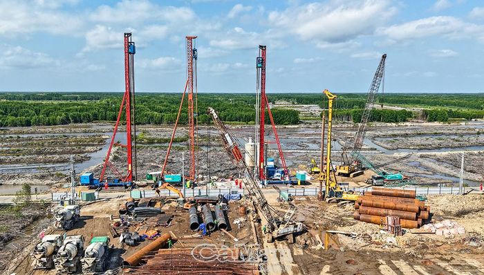Giữa những vùng rừng ngập, hoang vu, không khí xây dựng tuyến cao tốc đoạn thành phần Cái Nước - Ðất Mũi đã tạo nhịp sống mới tươi đẹp, rộn vui, thêm niềm tin về sự đổi mới và phát triển quê hương, đất nước trong kỷ nguyên vươn mình của dân tộc.
