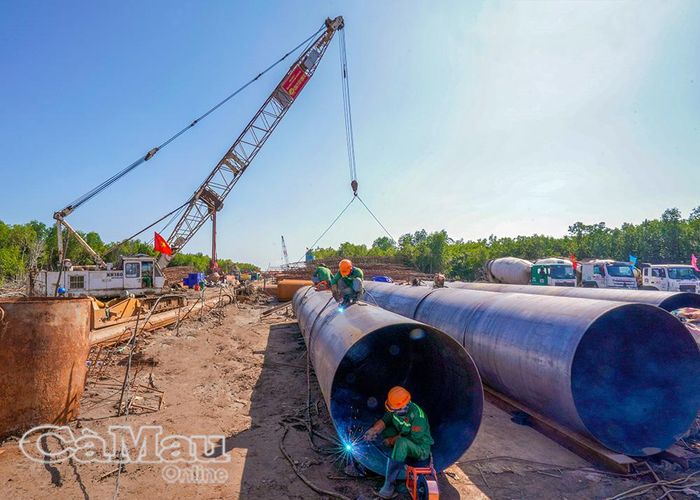 Vượt qua những khó khăn của vùng đất có điều kiện khí hậu khắc nghiệt, các kỹ sư, công nhân trên công trường cao tốc Cà Mau - Ðất Mũi miệt mài hoàn thiện những công đoạn xây dựng, đảm bảo tiến độ dự án.