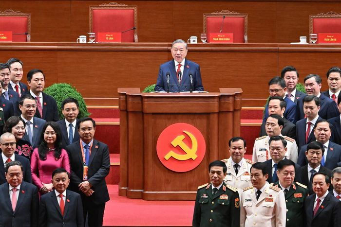 Thay mặt Ban Chấp hành Trung ương Đảng khóa XIV, Tổng Bí thư Tô Lâm phát biểu, bày tỏ lòng biết ơn sâu sắc trước sự tin tưởng và tín nhiệm của toàn thể Đại hội. Ảnh: Daihoidangtoanquoc.