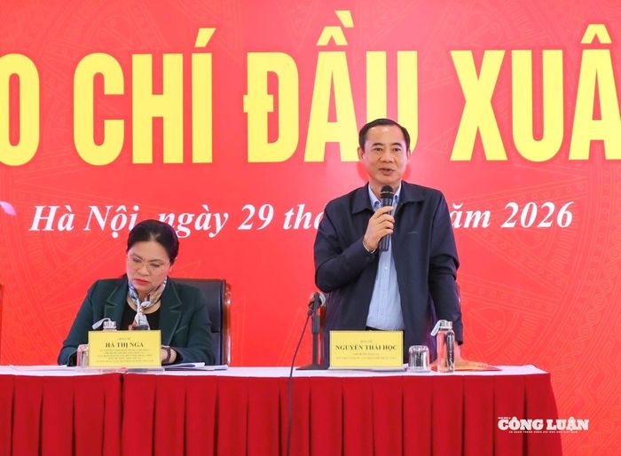 Ông Nguyễn Thái Học, Phó Bí thư Đảng ủy Mặt trận Tổ quốc, các đoàn thể Trung ương trao đổi, thảo luận.