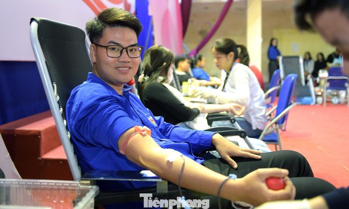 Anh Trần Quốc Tuấn hiến máu tại chương trình. Ảnh: Xuân Tùng