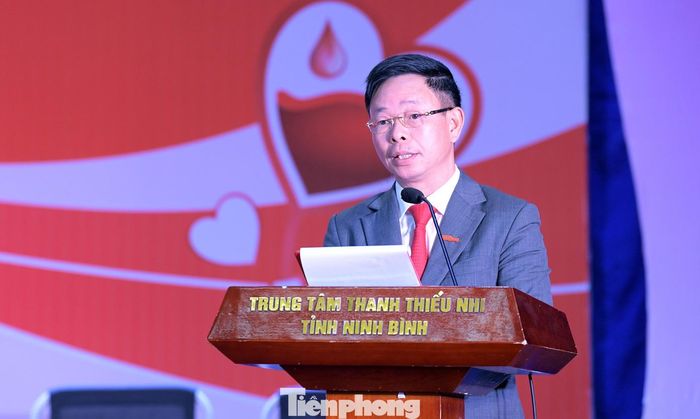 Nhà báo Phùng Công Sưởng phát biểu tại chương trình. Ảnh: Xuân Tùng