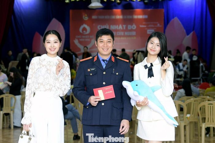 Hai người đẹp Việt Nam Phạm Giáng My và Hồ Ngọc Phương Linh chụp ảnh cùng anh Trần Đức Hòa tại chương trình. Ảnh: Xuân Tùng
