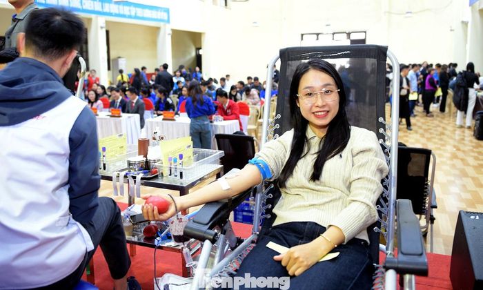 Chị Hoàng Thị Hiền hiến máu tại chương trình. Ảnh: Xuân Tùng