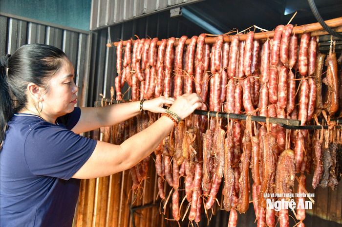 Bà Nguyễn Thị Thảo (xã Tương Dương) bận rộn với đơn hàng lạp xưởng, ba chỉ giàng cuối năm. Ảnh: T.P