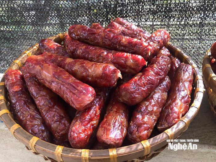 Để cạnh tranh với thị trường, các cơ sở sản xuất giữ chân người tiêu dùng bằng chính chất lượng sản phẩm, tính đặc trưng và cách chế biến thủ công truyền thống. Ảnh: T.P