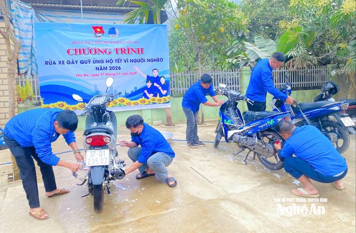 Đoàn Thanh niên xã Yên Na rửa xe gây quỹ hỗ trợ người dân và trẻ em nghèo. Ảnh: CSCC