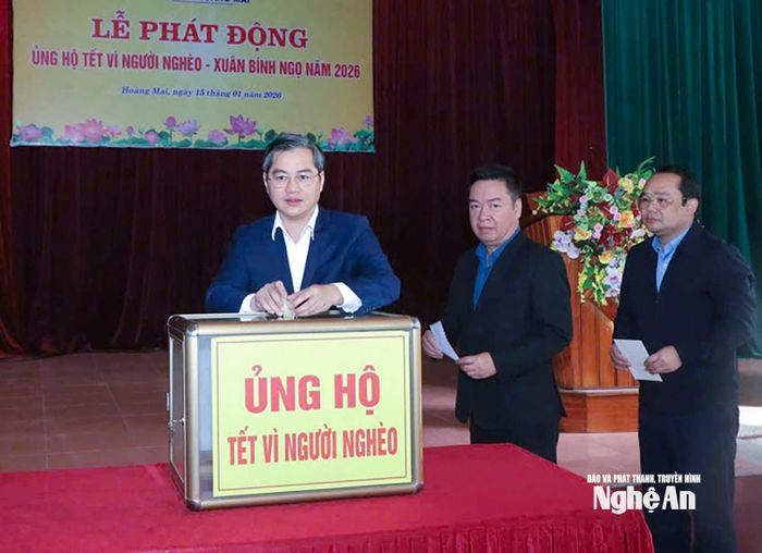 Lãnh đạo phường Hoàng Mai ủng hộ người nghèo đón Tết đủ đầy, ấm áp hơn. Ảnh: CSCC