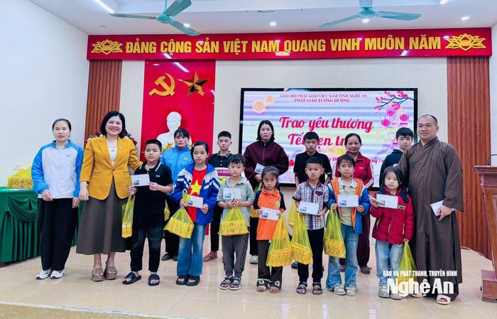 Xã Tương Dương kết nối nhà hảo tâm hỗ trợ các hoàn cảnh khó khăn trên địa bàn. Ảnh: CSCC