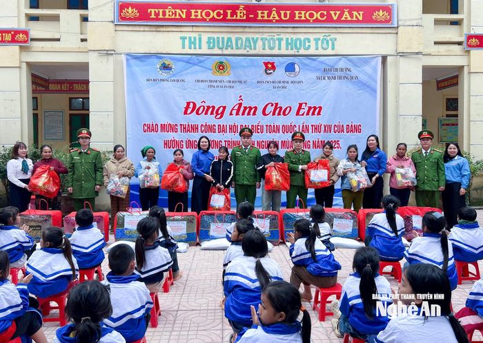 Các đơn vị, địa phương và nhà hảo tâm tổ chức Chương trình Tình nguyện mùa Đông tại miền Tây tỉnh. Ảnh: CSCC