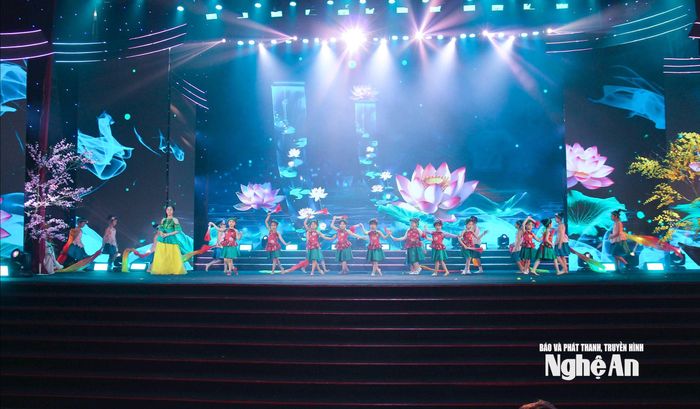 Một tiết mục văn nghệ tại Chương trình “Nghĩa tình dòng Lam - Xuân Bính Ngọ 2026”. Ảnh: Mai Hoa