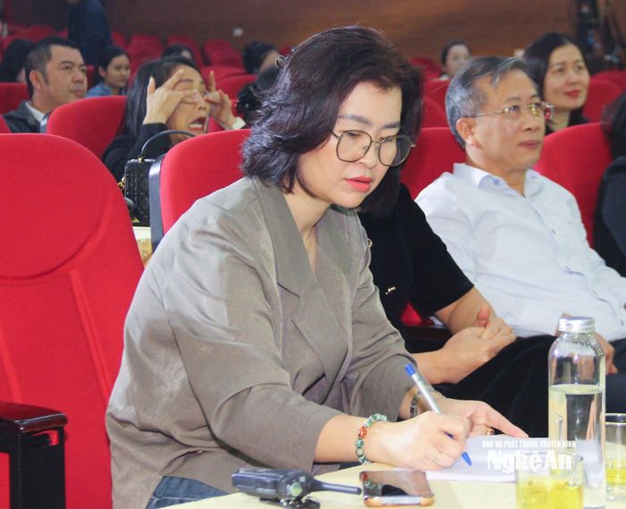 Ê kíp thực hiện chương trình tiếp thu các ý kiến góp ý để điều chỉnh, bổ sung chương trình. Ảnh: Mai Hoa