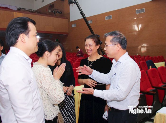 Đồng chí Nguyễn Đức Thành - Phó Chủ tịch Ủy ban MTTQ Việt Nam tỉnh trao đổi với ê kíp thực hiện chương trình. Ảnh: Mai Hoa