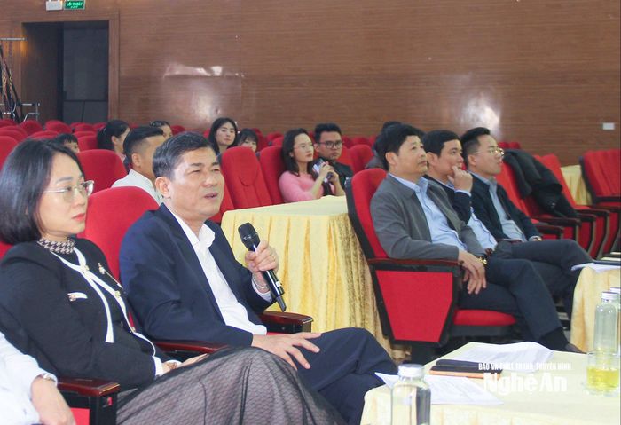 Đồng chí Thái Văn Thành - Ủy viên Ban Chấp hành Đảng bộ tỉnh, Phó Chủ tịch UBND tỉnh, Trưởng ban tổ chức chương trình nêu ý kiến góp ý tại buổi tổng duyệt. Ảnh: Mai Hoa