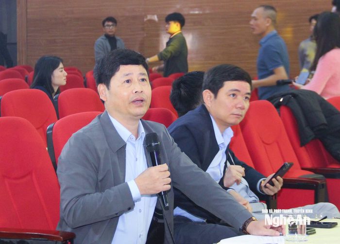 Đồng chí Trần Minh Ngọc - Ủy viên Ban Chấp hành Đảng bộ tỉnh, Giám đốc Báo và phát thanh, truyền hình Nghệ An, Chủ tịch Hội Nhà báo tỉnh Nghệ An tham gia góp ý liên quan đến bố trí không gian sân khấu, âm thanh, ánh sáng và trang phục cũng như chất lượng các tiết mục văn nghệ. Ảnh: Mai Hoa