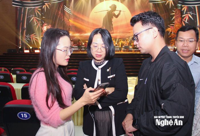 Đồng chí Trần Thị Thanh Huyền - Phó Giám đốc Báo và phát thanh, truyền hình Nghệ An trao đổi với ê kíp thực hiện chương trình. Ảnh: Mai Hoa