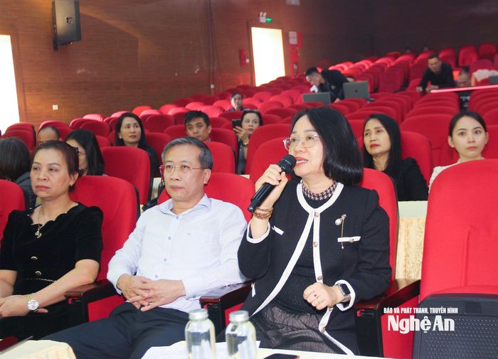 Đồng chí Trần Thị Thanh Huyền - Phó Giám đốc Báo và phát thanh, truyền hình Nghệ An trực tiếp tiếp thu các ý kiến góp ý và chỉ đạo tại buổi tổng duyệt. Ảnh: Mai Hoa