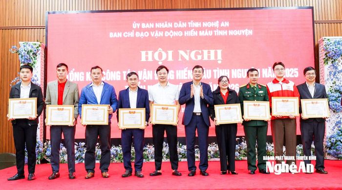 Phó Chủ tịch UBND tỉnh Thái Văn Thành trao Bằng khen cho các tập thể có thành tích xuất sắc trong công tác vận động và hiến máu tình nguyện năm 2025. Ảnh: Phương Huyền