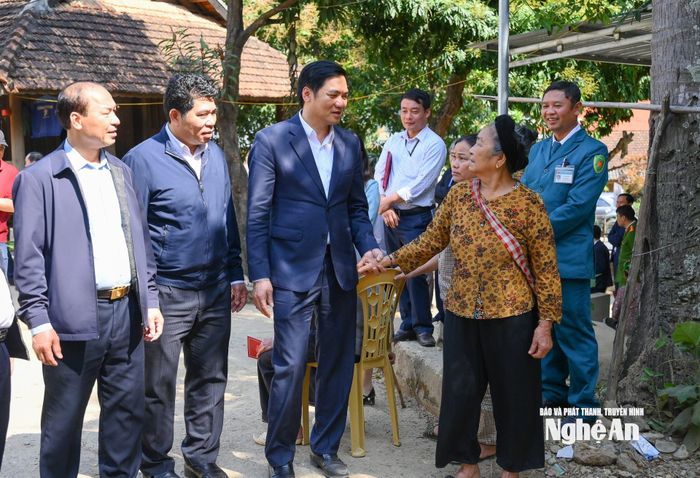 Đồng chí Hoàng Nghĩa Hiếu - Phó Bí thư Thường trực Tỉnh ủy, Chủ tịch HĐND tỉnh trò chuyện cùng nhân dân xã Hữu Kiệm để lắng nghe tâm tư, nguyện vọng. Ảnh: Thành Cường