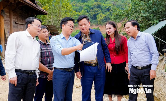 Ủy viên Ban Chấp hành Trung ương Đảng, Bí thư Tỉnh ủy Nghệ An Nguyễn Khắc Thận kiểm tra công tác khắc phục hậu quả thiên tai tại xã Mường Típ. Ảnh: Phạm Bằng
