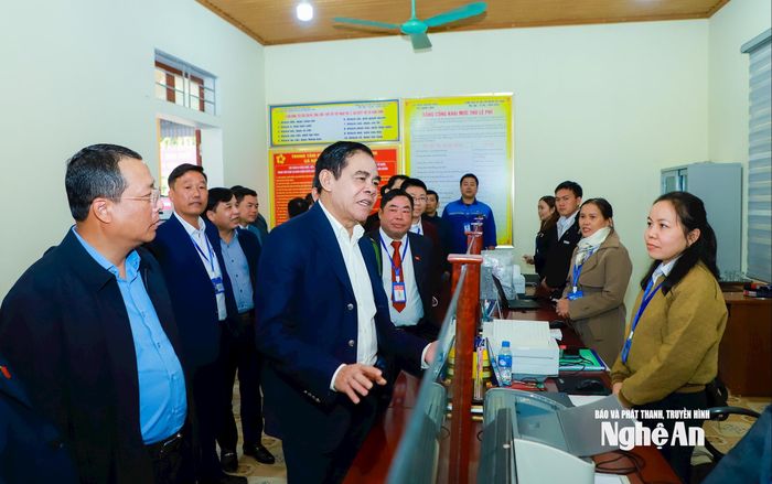 Đồng chí Võ Trọng Hải - Phó Bí thư Tỉnh ủy, Chủ tịch UBND tỉnh trao đổi với cán bộ, công chức xã Nậm Cắn tại Trung tâm Phục vụ hành chính công xã. Ảnh: Thành Duy