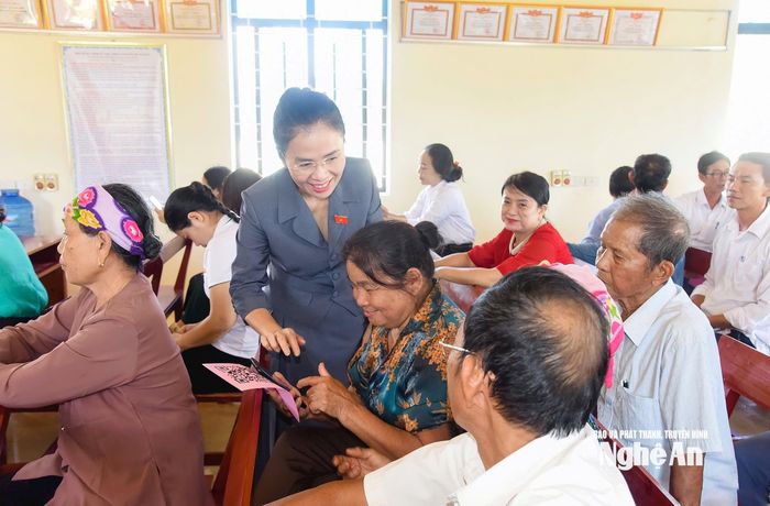 Đồng chí Võ Thị Minh Sinh - Phó Bí thư Tỉnh ủy, Chủ tịch Ủy ban MTTQ tỉnh, Trưởng Đoàn ĐBQH tỉnh tiếp xúc cử tri xã Hải Lộc. Ảnh: Mai Hoa