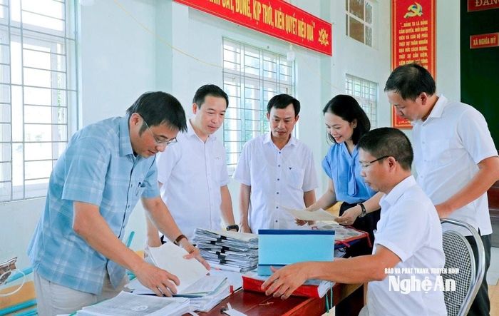 Lãnh đạo xã Đông Hiếu kiểm tra hệ thống hồ sơ, dữ liệu bàn giao để vận hành hoạt động bộ máy mới. Ảnh: Mai Hoa