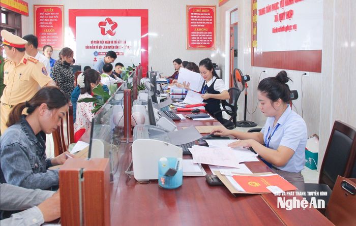 Cán bộ, công chức Trung tâm Phục vụ hành chính công xã Quỳ Hợp giải quyết thủ tục hành chính cho người dân. Ảnh: Mai Hoa
