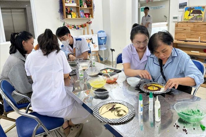 Không gian trị liệu giàu cảm xúc - nơi người bệnh được thể hiện năng lực, cảm xúc và hành trình vượt qua chính mình. Ảnh: TRÂM ANH