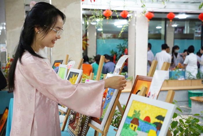 Triển lãm “Chạm - Xuân gắn kết, Tết yêu thương” tạo không gian kết nối, sẻ chia giữa người bệnh, đội ngũ y tế và cộng đồng. Ảnh: TRÂM ANH