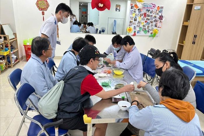 Phương pháp tập luyện thông qua trò chơi giúp bệnh nhân cảm nhận việc điều trị như quá trình trải nghiệm tích cực. Ảnh: TRÂM ANH