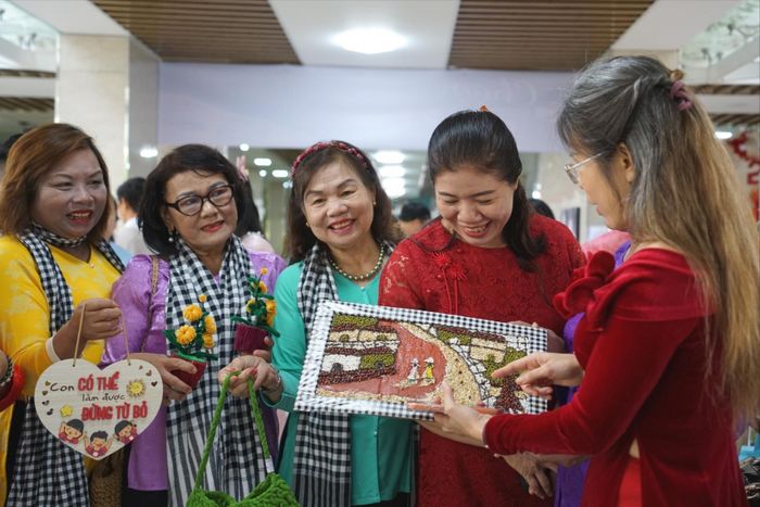 Không gian triển lãm thu hút đông đảo người tham quan. Ảnh: TRÂM ANH
