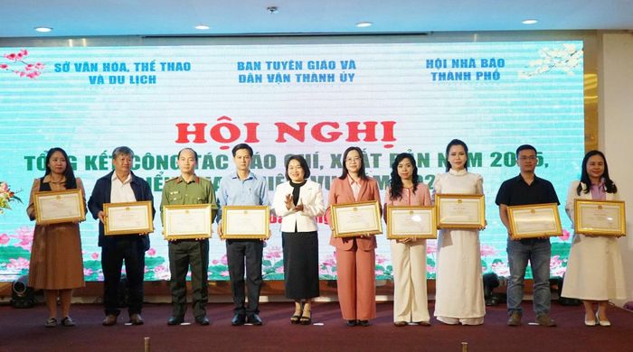 Các cá nhân được khen thưởng tại hội nghị. Ảnh: TRỌNG HUY