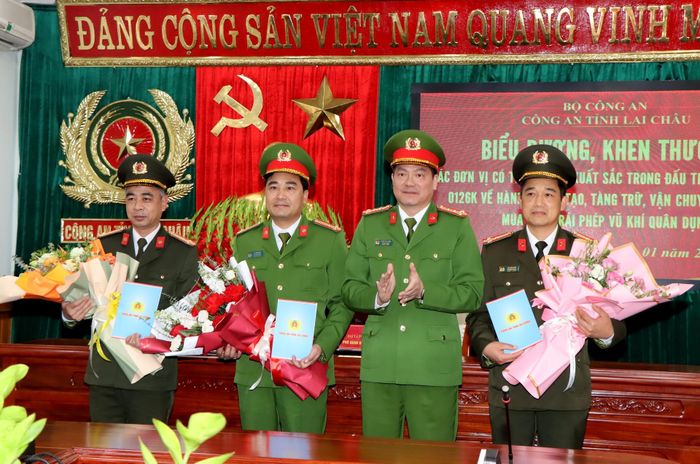 Đại tá Phạm Hải Đăng – Phó Giám đốc Công an tỉnh, Thủ trưởng Cơ quan điều tra Công an tỉnh tặng hoa, quà cho 3 đơn vị có thành tích xuất sắc trong đấu tranh chuyên án 0126K.