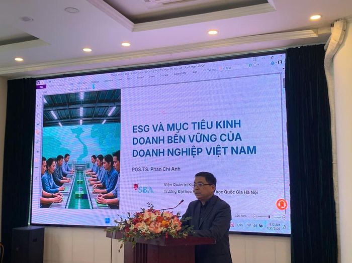 PGS.TS Phan Chí Anh, Viện trưởng Viện Quản trị Kinh doanh, Trường Đại học Kinh tế, Đại học Quốc gia Hà Nội phát biểu tại hội thảo.