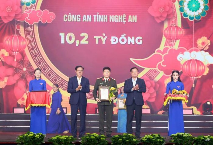 Lãnh đạo tỉnh Nghệ An tiếp nhận ủng hộ, trao giấy chứng nhận, tặng hoa tri ân Công an tỉnh ủng hộ chương trình.