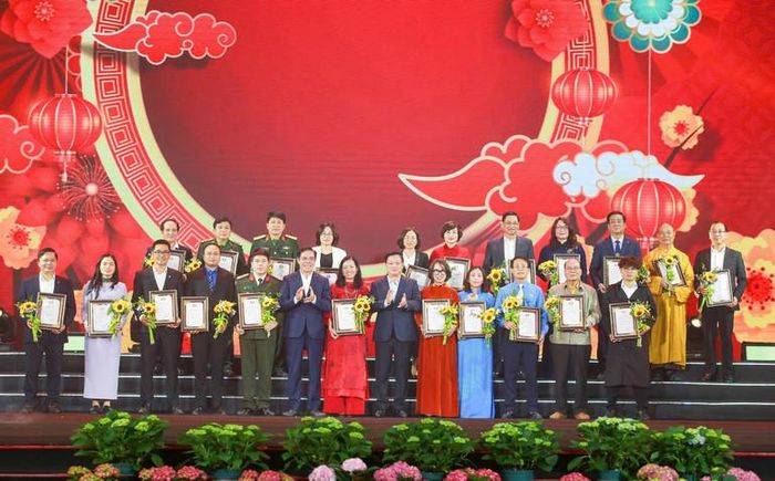 Lãnh đạo tỉnh Nghệ An chụp ảnh lưu niệm với các cơ quan, đơn vị, tổ chức, doanh nghiệp, nhà hảo tâm đăng ký và trực tiếp ủng hộ Chương trình “Nghĩa tình dòng Lam - Xuân Bính Ngọ năm 2026".