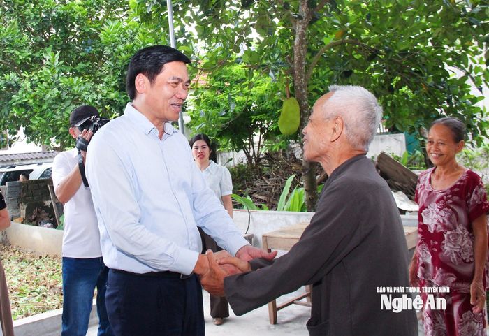 Đồng chí Hoàng Nghĩa Hiếu - Phó Bí thư Thường trực Tỉnh ủy, Chủ tịch HĐND tỉnh gặp gỡ, trao đổi với người dân xã Bạch Ngọc. Ảnh: Mai Hoa