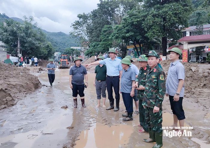 Đồng chí Hoàng Nghĩa Hiếu - Phó Bí thư Thường trực Tỉnh ủy, Chủ tịch HĐND tỉnh và đoàn công tác của tỉnh chỉ đạo khắc phục hậu quả thiên tai tại các xã miền Tây Nghệ An. Ảnh tư liệu: Thành Cường
