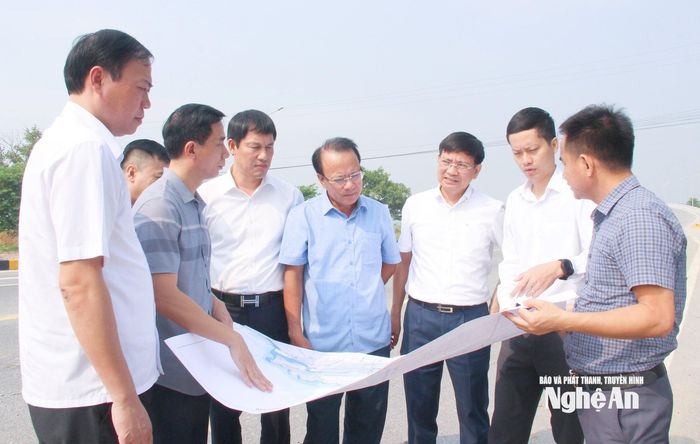 Đồng chí Nguyễn Nam Đình - Phó Chủ tịch Thường trực HĐND tỉnh cùng đoàn giám sát HĐND tỉnh khảo sát dự án tuyến đường N2 và cầu vượt tuyến đường N2. Ảnh: Mai Hoa
