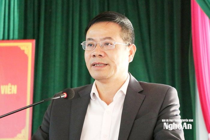 Đồng chí Đàm Hữu Hồng - Bí thư Đảng ủy Phường Tân Mai trao đổi tại buổi đối thoại. Ảnh: K.L