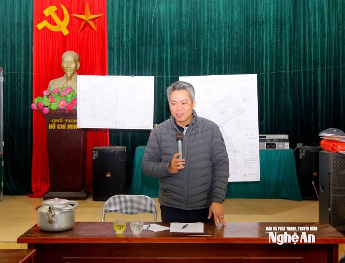 Chủ tịch UBND xã Hưng Nguyên Nam Cao Anh Đức trao đổi với người dân. Ảnh: NH