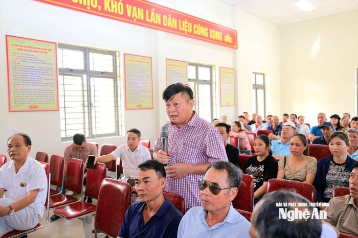 Người dân xã Hưng Nguyên Nam nêu ý kiến, đề xuất, kiến nghị quy hoạch, chính sách hỗ trợ liên quan đến tái định cư phục vụ dự án cao tốc Bắc - Nam. Ảnh: CSCC