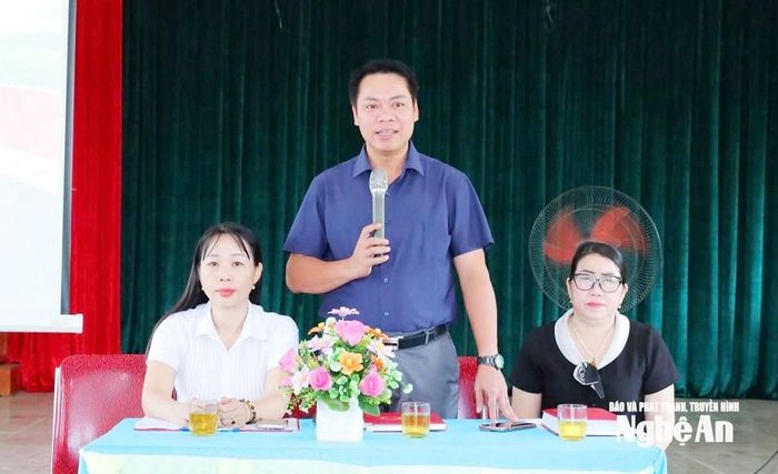 Xã Hưng Nguyên Nam lấy ý kiến các hộ gia đình, cá nhân bị ảnh hưởng do tuyến cao tốc Bắc - Nam về vị trí dự kiến quy hoạch khu tái định cư. Ảnh: CSCC